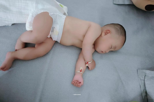河间两个月宝宝肚子胀气